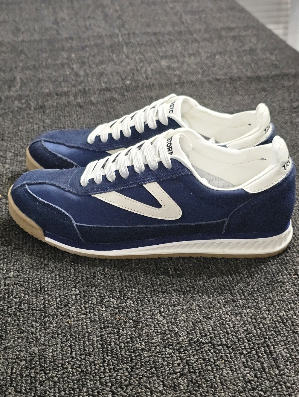 Tretorn Navy & White Rawlins 2.0 Retro Runner Sneakers w/ Gum Soles Women's 7.5M